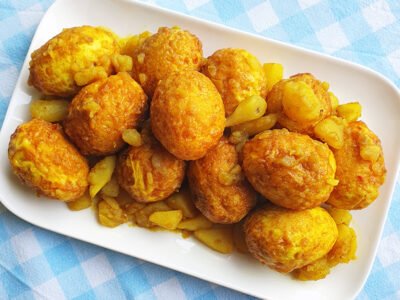 8 april: Indonesische vegetarische mini-rijsttafel met o.a. lemongrass kurkuma eitjes, sambal goreng boontjes, sambal tempeh, bladerdeeghapjes en basmati rijst