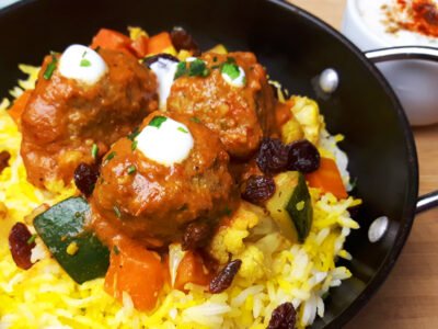 Special afhaalmaaltijd voor 22 oktober: Indiase kofta curry (van half-om-half gehaktballetjes) met komkommerraita, basmati rijst en een toetje